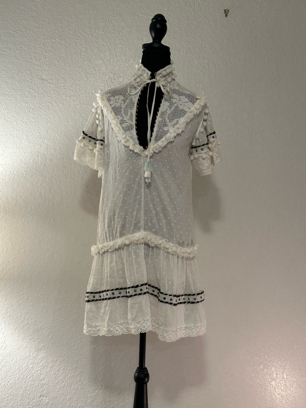 Boho Chic White Mini Dress with Lace Trim - Picture 2 of 4